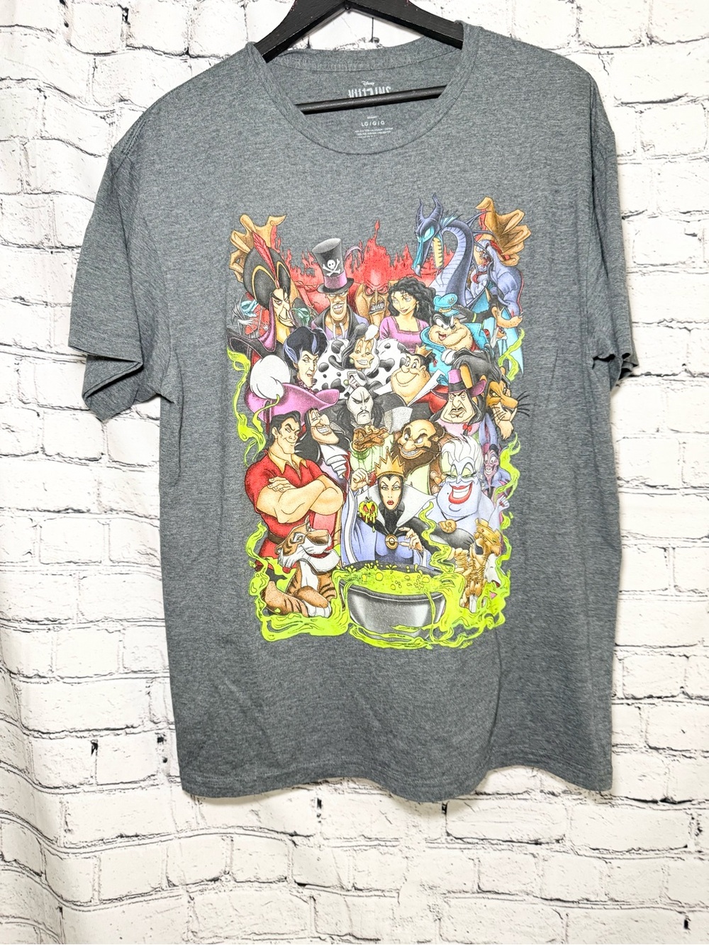 Disney. Villains graphic tshirt. Size L